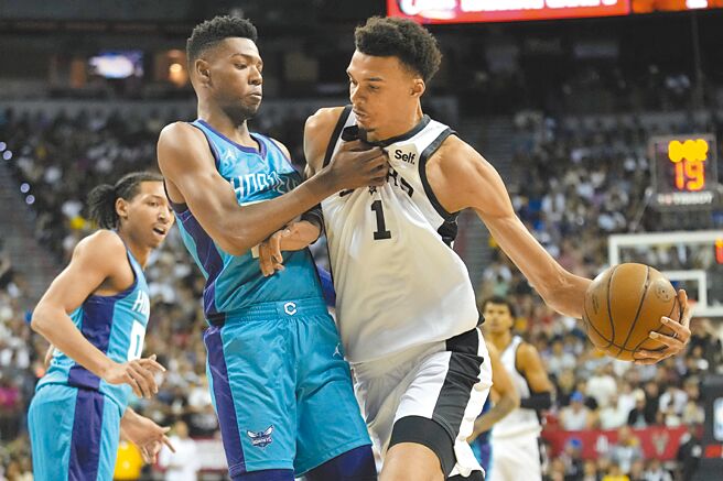 NBA文班亚马初亮相5火锅搧走黄蜂