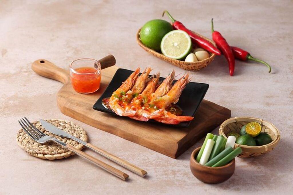 於 hot 7 的 LINE官方帳號玩 hot 7 Pair 遊戲，有機會獲得泰式鮮蝦等豐富贈菜。　圖：王品集團／提供 