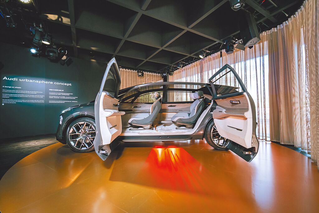 Audi urbansphere concept概念車採對開式車門，下方同時會打出如星光大道般的迎賓紅毯燈影。（台灣奧迪提供）