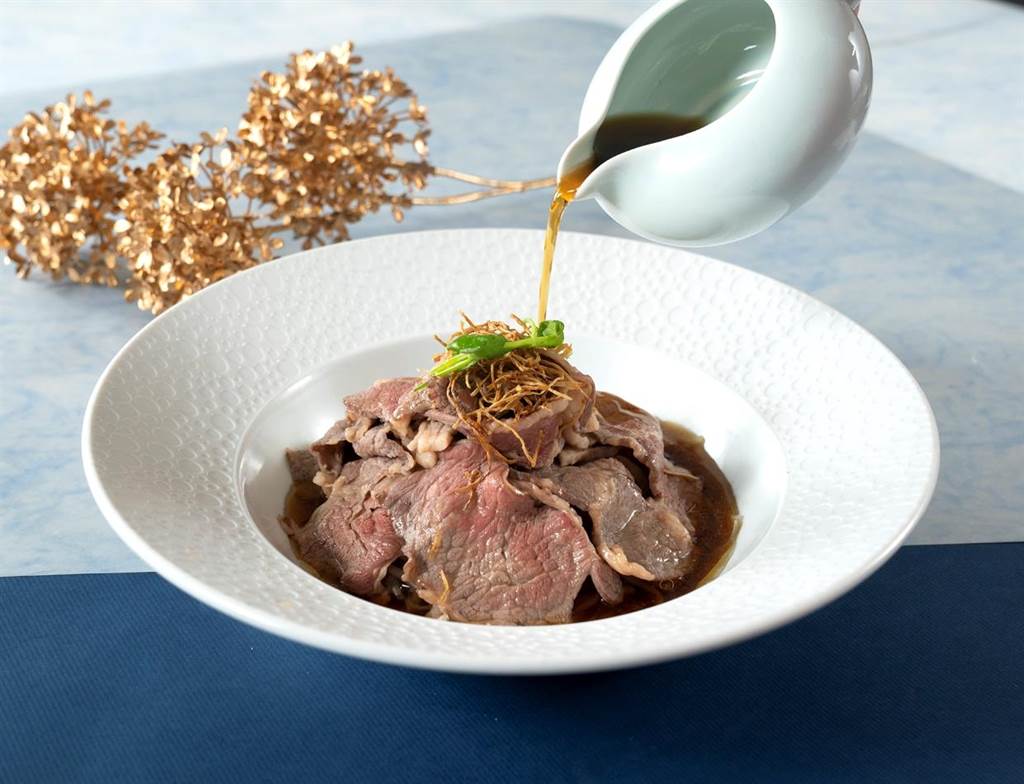 「江東宴」系列菜式中，口味清爽的「茶油甘露佐牛肉」透過浸熟讓牛肉口感更滑潤。（福容大飯店提供）