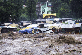 影》印度驚人暴雨釀22死！橋樑被沖斷、百年老廟「幾乎滅頂」