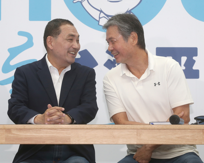 國民黨總統參選人侯友宜（左）找國安會前秘書長金溥聰（右）擔任競辦執行長。（資料照，陳君瑋攝）