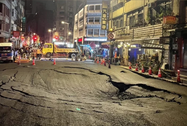台北市南京西路天坑又坍，这次距离民宅更近，道路紧急封闭抢修。（北市府提供）