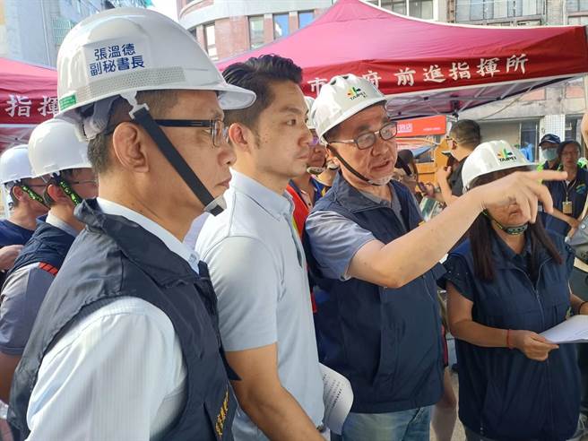 南京西路321号前10日凌晨1时许再度塌陷，台北市长蒋万安一早前往视察，他表示，为确保民眾安全，持续监测相关数据。（台北市政府提供／刘彦宜台北传真）