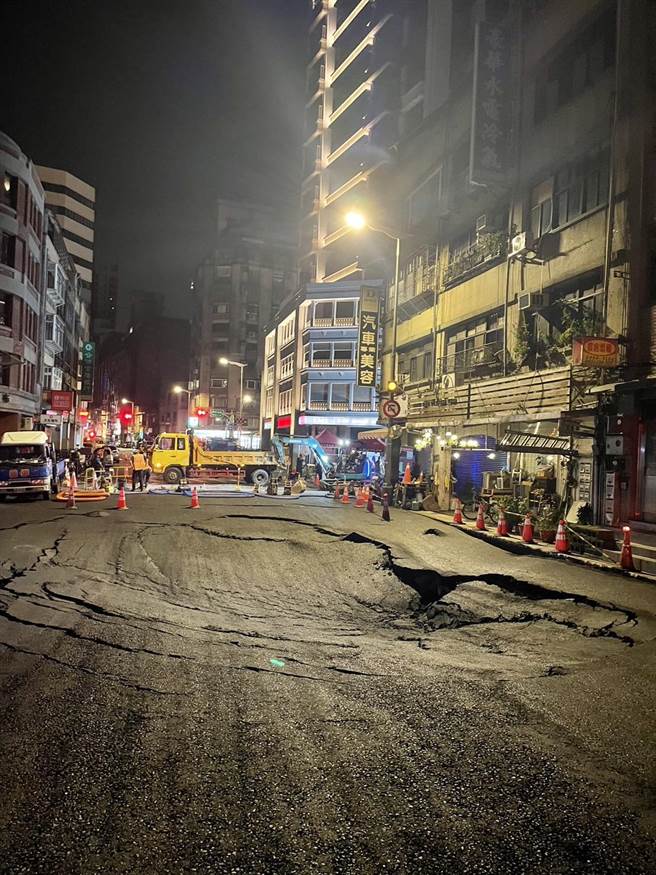 南京西路321号前日也出现一个宽约1.5米、深约1米天坑，灌浆修补完成后于9日晚间通车，但10日凌晨1时许再度塌陷。（台北市政府提供／刘彦宜台北传真）
