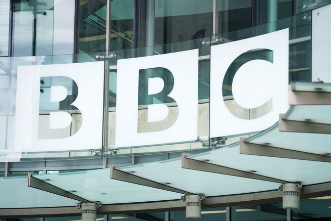 BBC爆性醜聞，一名知名主持人被控花上百萬誘使未成年拍攝色情裸照。圖為BBC倫敦總部。（資料照／TPG、達志影像）