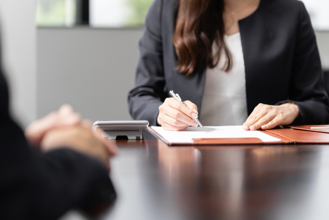 北市一名女子在公司趴着午睡时，被男同事袭胸。（示意图／Shutterstock）