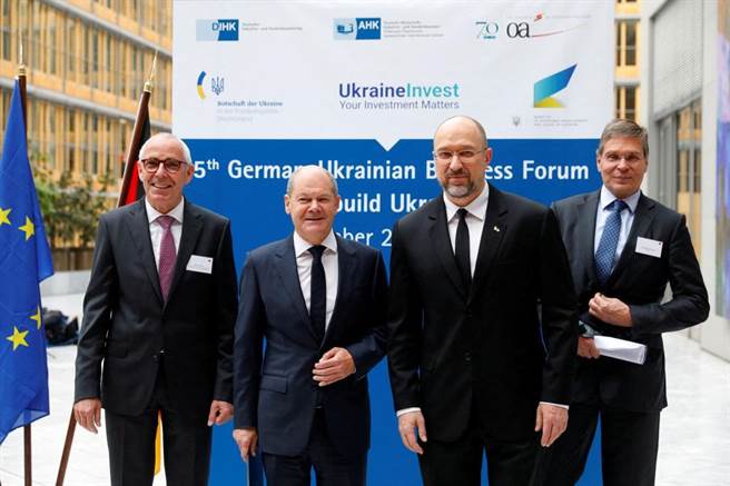 德国工商协会主席阿德里安（左）指出，即便供应链更加多样化，中国仍将是德国以及欧洲企业的关键市场。（路透资料照片）