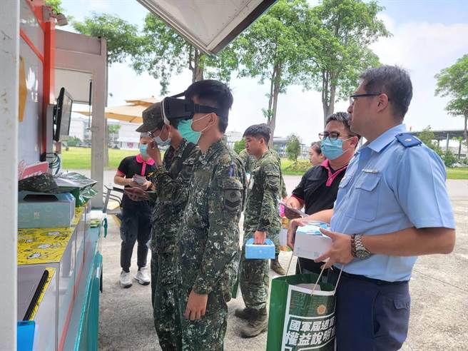 屆退官兵戴上VR眼鏡體驗台中訓練場虛擬實境導覽。(中彰投分署提供)