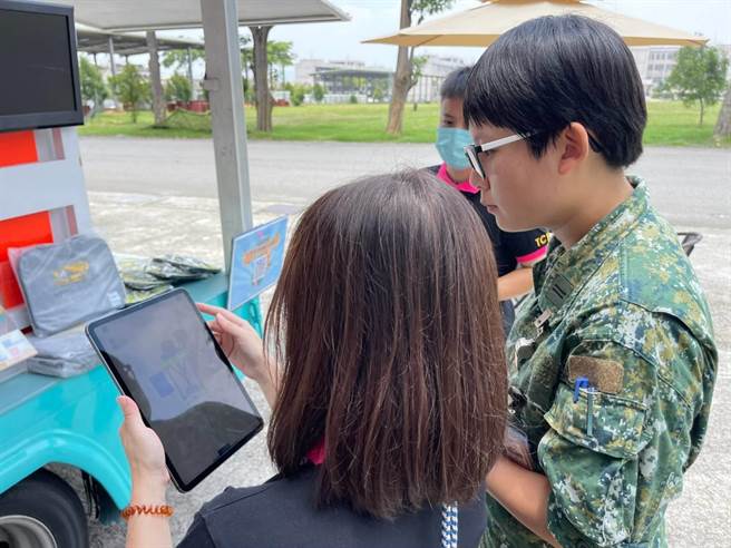 中彰投分署服務人員向屆退官兵展示3D列印擴增實境教材。(中彰投分署提供)