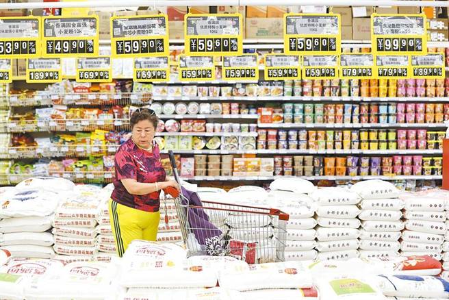 圖為山西太原民眾在超市選購麵粉。（資料照／中新社）