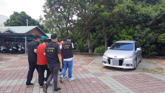 台中市清水區有里長辦公室9日23時許遭人開槍，警方循線追查楊嫌等4人到案，全案依恐嚇罪及槍砲彈藥刀械管制條例移送台中地方檢察署偵辦。（民眾提供／潘虹恩台中傳真）