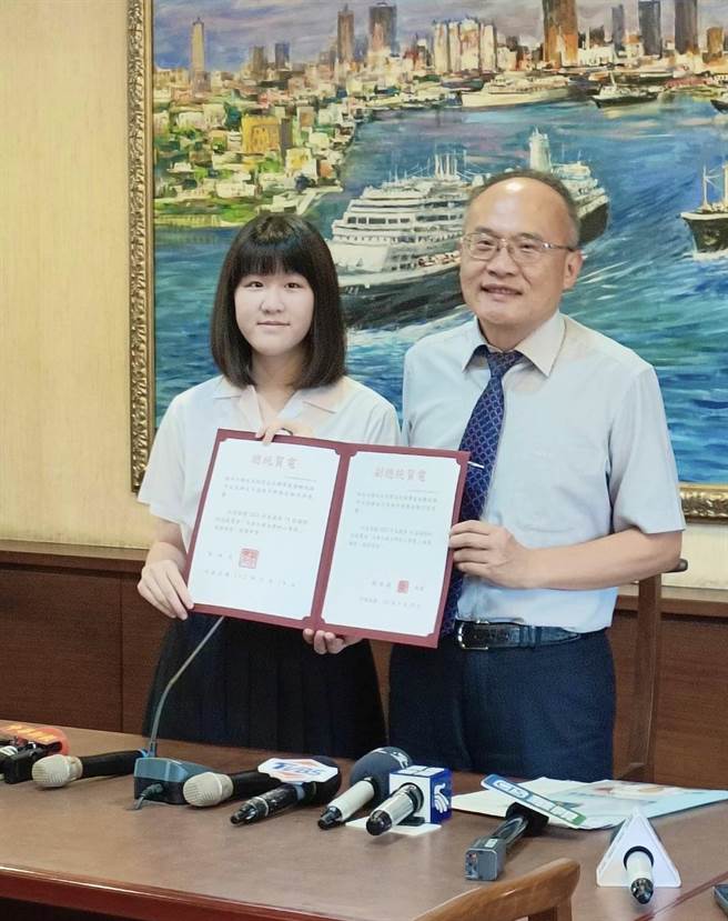 高雄女中学生陈若雅获美国ISEF国际科展二等奖。（杨舒婷摄）