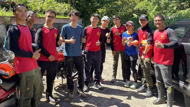 台中苏姓骨科医师（左三）在五峰油霞纵走失联1天，10日上午拨打报案电话，新竹县消防局人员依定位寻获。（新竹县消防局提供／罗浚滨新竹传真）