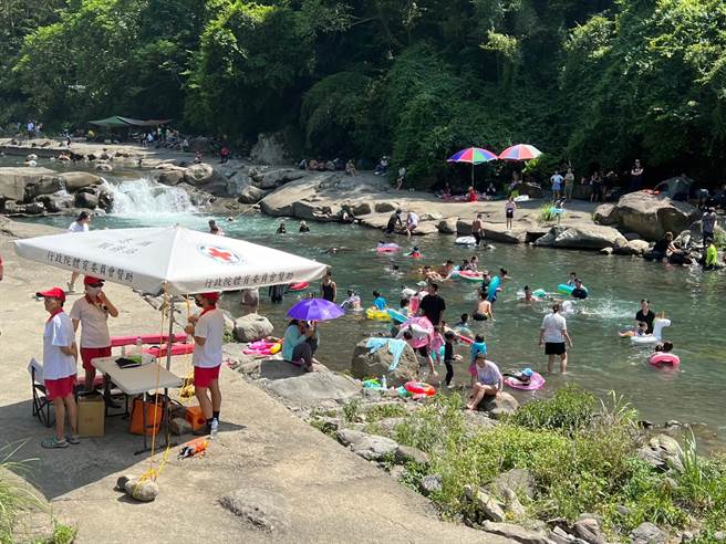 大豹溪昨湧入大批戲水遊客，發生5起險些溺水意外。（王揚傑攝）