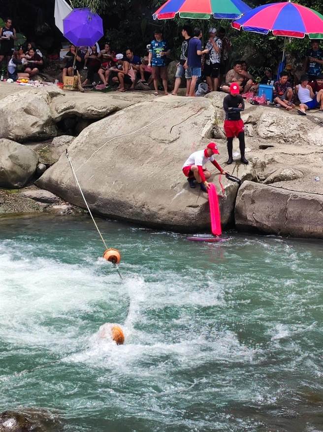 大豹溪昨湧入大批戲水遊客，發生5起險些溺水意外，所幸紅十字會水安大隊志工及時救援。（新北市消防局提供）