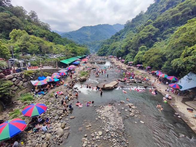 大豹溪昨湧入大批戲水遊客，發生5起險些溺水意外，所幸紅十字會水安大隊志工及時救援。（新北市消防局提供）