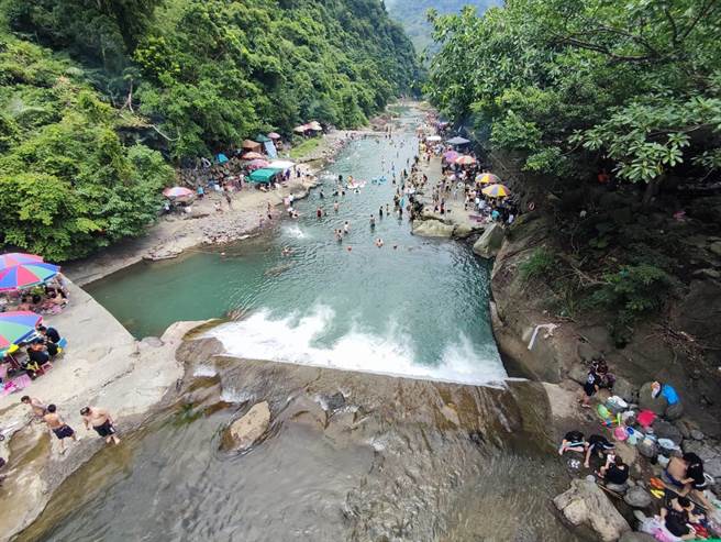 大豹溪昨湧入大批戲水遊客，發生5起險些溺水意外，所幸紅十字會水安大隊志工及時救援。（新北市消防局提供）