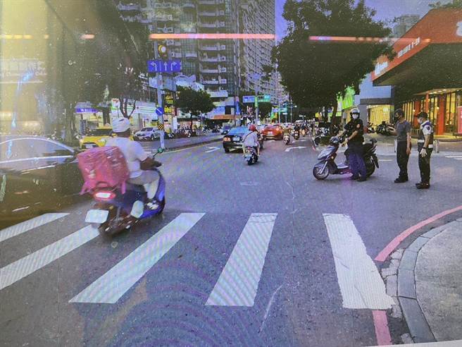 高雄左营一名男子8日晚间在明诚二路从外侧侧道鬼切至内侧车道导致车祸，图为该路口状况。（翻摄照片／林瑞益高雄传真）