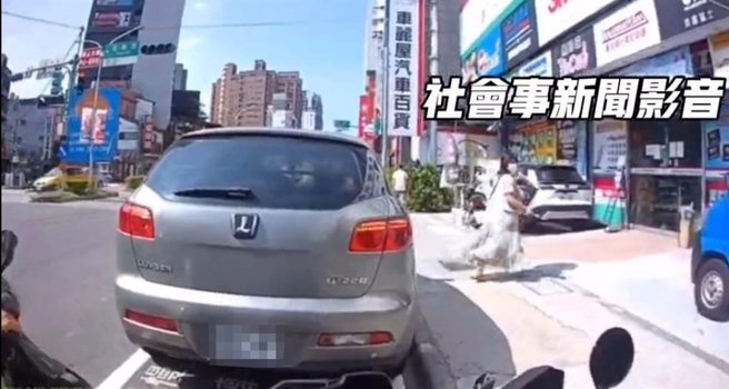 1名駕駛日前午間違規將休旅車臨停於蘆洲區集賢路上的機車待轉區，機車騎士不滿，猛按喇叭提醒休旅車駕駛離開，女乘客甚至與機車騎士爆發口角。（蘆洲警分局提供）