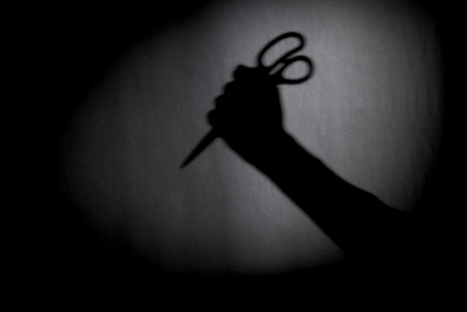 《中國報》報導，本月7日晚上7時40分，死者與一名27歲同鄉曾發生爭執和吵架，接著被對方用修剪樹枝的剪刀刺傷。警方懷疑，命案導火線疑是嫌犯忌妒同鄉與雇主關係更要好。(示意圖/shutterstock)
