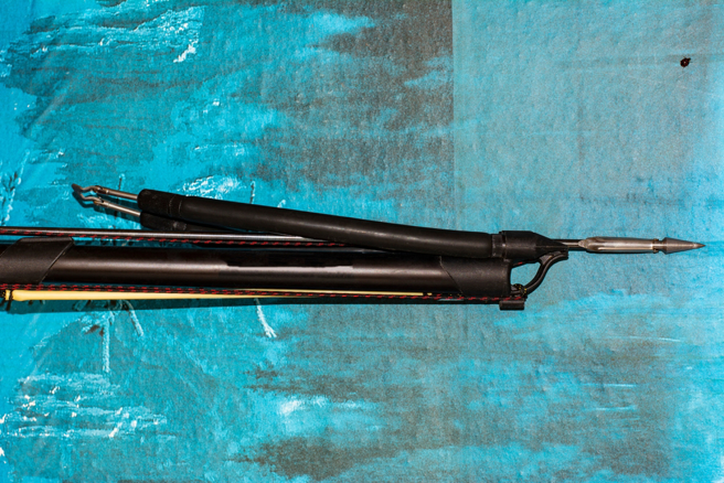 2012年，美國一名少年跟一群朋友在邁岱郡（Miami-Dade）附近的湖畔釣魚和戲水，結果15歲的友人不慎扣動魚槍的扳機，一根長約1公尺的魚叉瞬間飛出，射中他右眼上方約2英寸（5.08公分）之處，貫穿了大腦右側的顱骨。(示意圖/shutterstock)