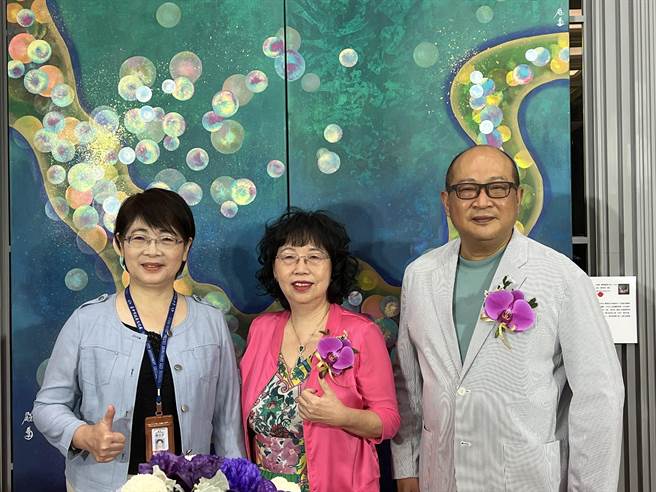 「总裁画家」江屘菊在丰邑Park One接待中心举办「圆‧宇宙」画展，展期至8月8日。(林欣仪摄)