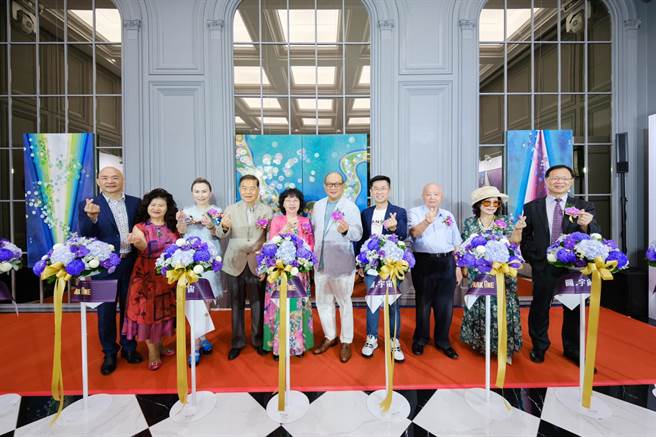 「总裁画家」江屘菊在丰邑Park One接待中心举办「圆‧宇宙」画展，展期至8月8日。(业者提供)