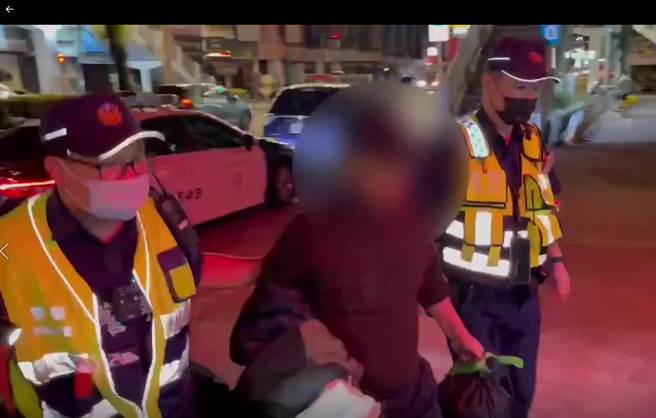 警方在5亿高中生案赖母住处前设巡逻袋，9日遭窃，警方逮捕廖男将他送办。（民眾提供／陈淑芬台中传真）