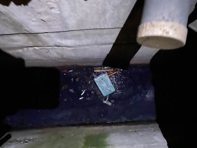 警方在5亿高中生案赖母住处前设巡逻袋，9日遭窃，警方逮捕廖男，并寻回巡逻袋，将他送办。（民眾提供／陈淑芬台中传真）