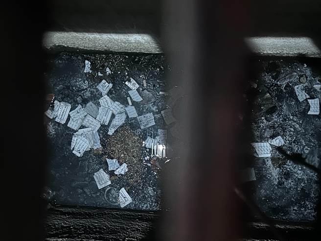 警方在5亿高中生案赖母住处前设巡逻袋，9日遭窃，警方逮捕廖男，并寻回巡逻袋，签报本被撕页丢弃。（民眾提供／陈淑芬台中传真）