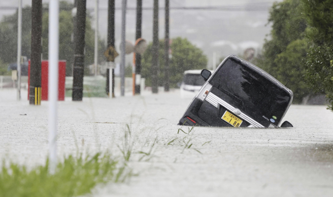 日本九州今天下起大豪雨引發山崩，造成至少1人死亡，另有3人失聯。（圖/美聯社）
