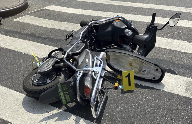 美国纽约一名男子骑机车在布鲁克林与皇后区随机开枪，造成一名87岁老翁死亡与另3人受伤。（图/美联社）