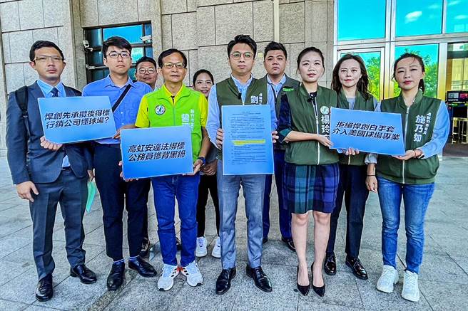 民進黨市議員劉康彥（中）等人到新竹地檢署告發高虹安在新竹棒球場委託專業諮詢及檢測服務標案，涉嫌綁標圖利。（羅浚濱攝）