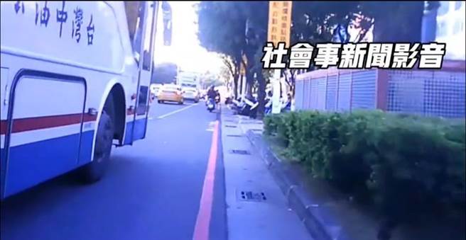 高雄一名骑士日前下午遇到中油交通车路边停车，疑似交通车驾驶视线死角未注意骑士，让骑士被迫骑到路边水沟盖上停下，全程相当惊险。（摘自社会事新闻影音／崔正纲高雄传真）