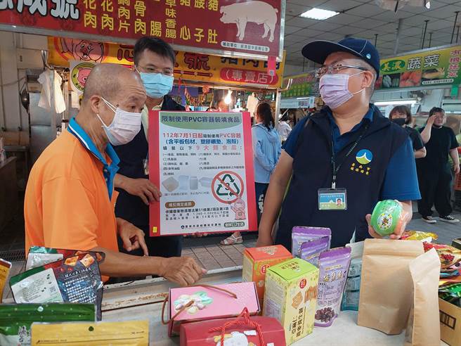 台南市政府环保局7月至今对市场、量贩店、超商等共稽查445家次，至今尚未发现违规使用PVC材质。（环保局提供／洪荣志台南传真）