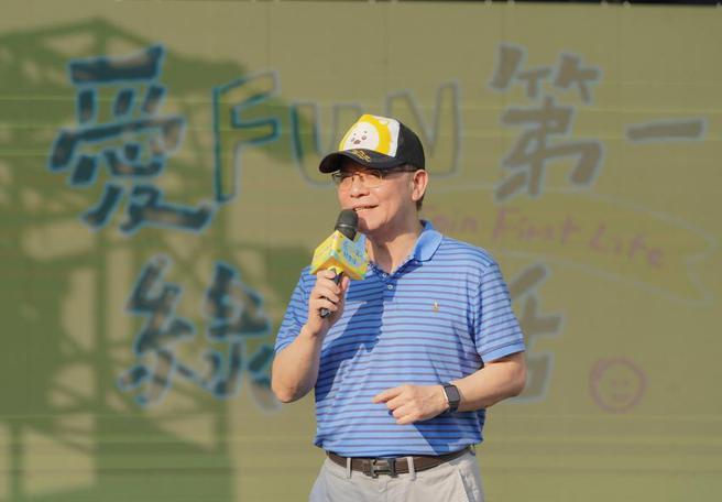 （第6屆「愛FUN第一 綠生活」嘉年華於大安森林公園盛大登場，第一銀行總經理李嘉祥邀請民眾一起環保愛地球。圖／第一銀行提供）