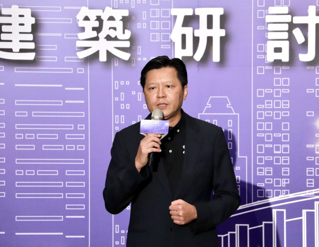 新北市工务局今日主办「新北净零 市在BIM行」研讨会，由副市长朱惕之主持揭幕式并代表侯友宜市长宣示，新北市2026年全面揭露建筑碳排发展目标，率先提出结合建筑资讯模型的碳排量评估技术，获得产官学界大力支持与肯定。图/新北市政府提供