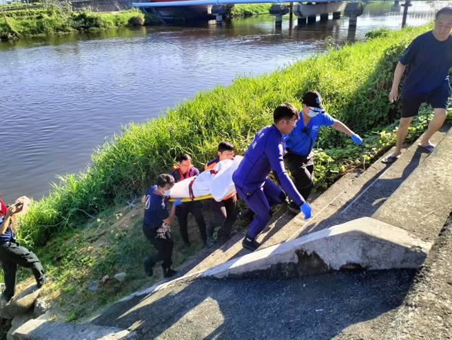 警消人员在佳里区新城桥下发现焦姓女子尸体。（读者提供／程炳璋台南传真）