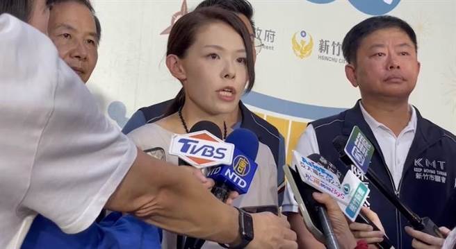 针对绿营市议员提告，新竹市长高虹安回呛绿营不要搞双标，市府不但合法合规，她也要反问，这么怕大联盟专家来看球场吗？（陈育贤摄）