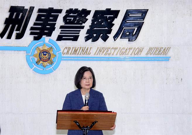 蔡英文总统10日视察刑事局打诈绩效。（警方提供）