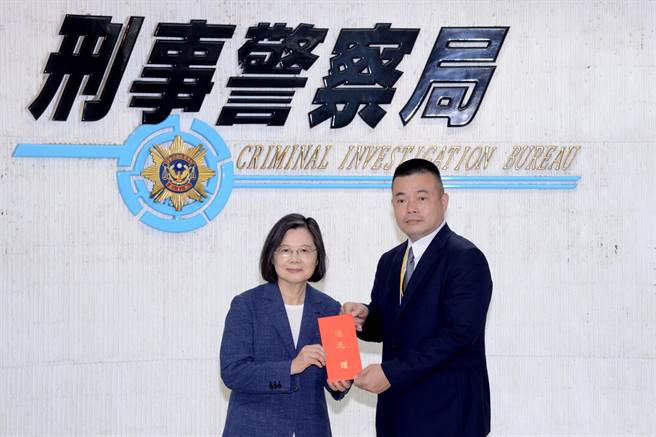蔡英文总统（左）10日视察刑事局打诈绩效，并颁发慰勉奖励金给打诈有功人员，图右为刑事局侦七大队长黄国师。（警方提供）