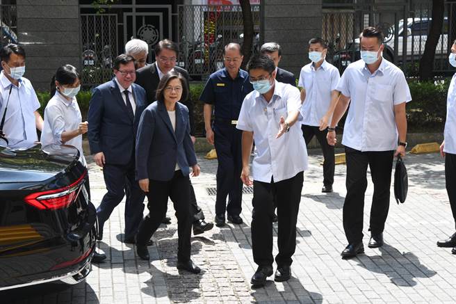 蔡英文总统10日视察刑事局打诈绩效。（警方提供）