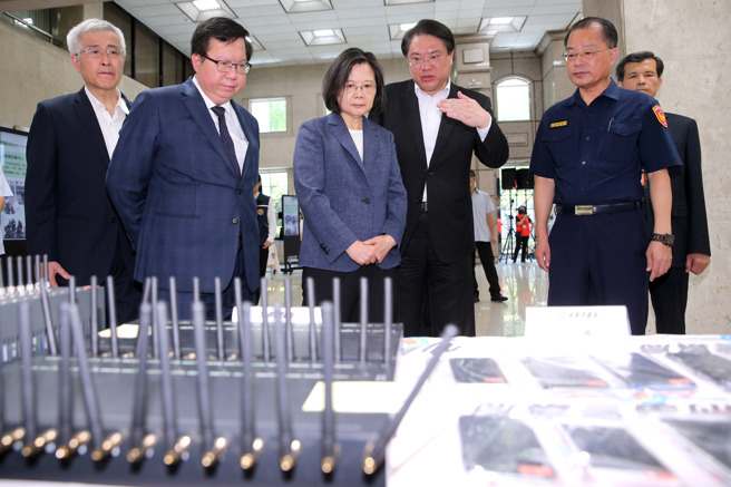 蔡英文总统（左三）10日视察刑事警察局，慰勉警察同仁打诈辛劳，并在行政院打诈专责办公室主任李宪明（左起）、行政院副院长郑文灿、刑事局长李西河（右起）、警政署长黄明昭、内政部长林右昌的陪同下，听取各项打诈工作成效。（黄世麒摄）