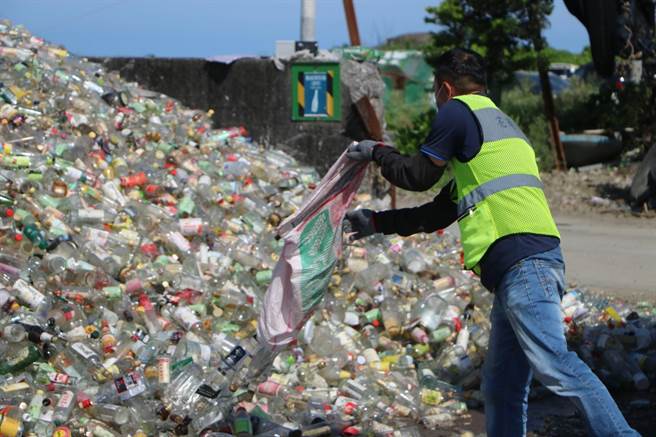 全台废玻璃再利用降低，去化速度缓慢，花莲全县废玻璃量截至今年6月已累计至532.1公吨，其中花莲市垃圾掩埋场数量已高达240公吨。（花莲县议员魏嘉贤服务处提供／罗亦晽花莲传真）