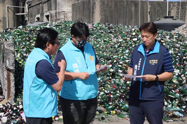 花莲县议员魏嘉贤（右）因废玻璃回收问题，日前与花莲市长魏嘉彦（中）前往花莲市垃圾掩埋场会勘。（花莲县议员魏嘉贤服务处提供／罗亦晽花莲传真）