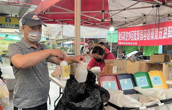 新北市环保局推出「回收有礼 循环有你」活动，上半年4场活动收集1.5万个资收物，预计下半年再办4场下乡活动。（新北市环保局提供）