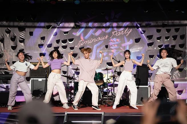 「2023社团新干线」大型联合展演「夜光派对」，竹东高中韩舞社在舞台上热力四射。（新竹县政府提供／罗浚滨新竹传真）