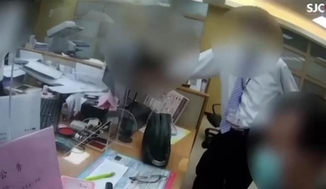 高雄一名中年男子（右1）险遭诈骗集团假投资手法骗钱，所幸行员、警方联手及时拦阻。（翻摄照片／崔正纲高雄传真）