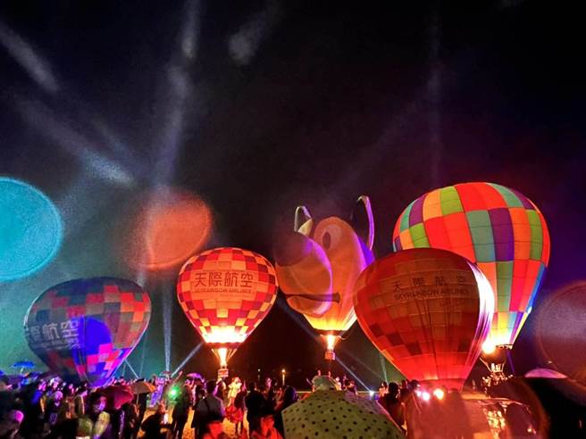 由「天际航空–迷你热气球光雕音乐秀」在夜幕星空下揭开序幕。（礁溪乡公所提供／吴佩蓉宜兰传真）